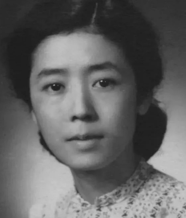 1940年，《雷雨》作者曹禺，出轨一个23岁的女学生，他的清华才女妻子得知此事后