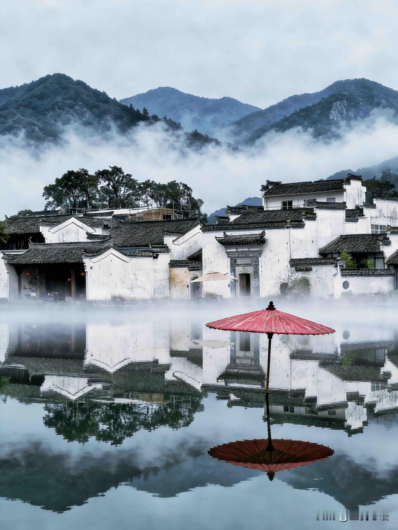 家人们！冬日徽州真的美到骨子里了！谁懂啊，细雨绵绵的歙县，像幅没干透的水墨长