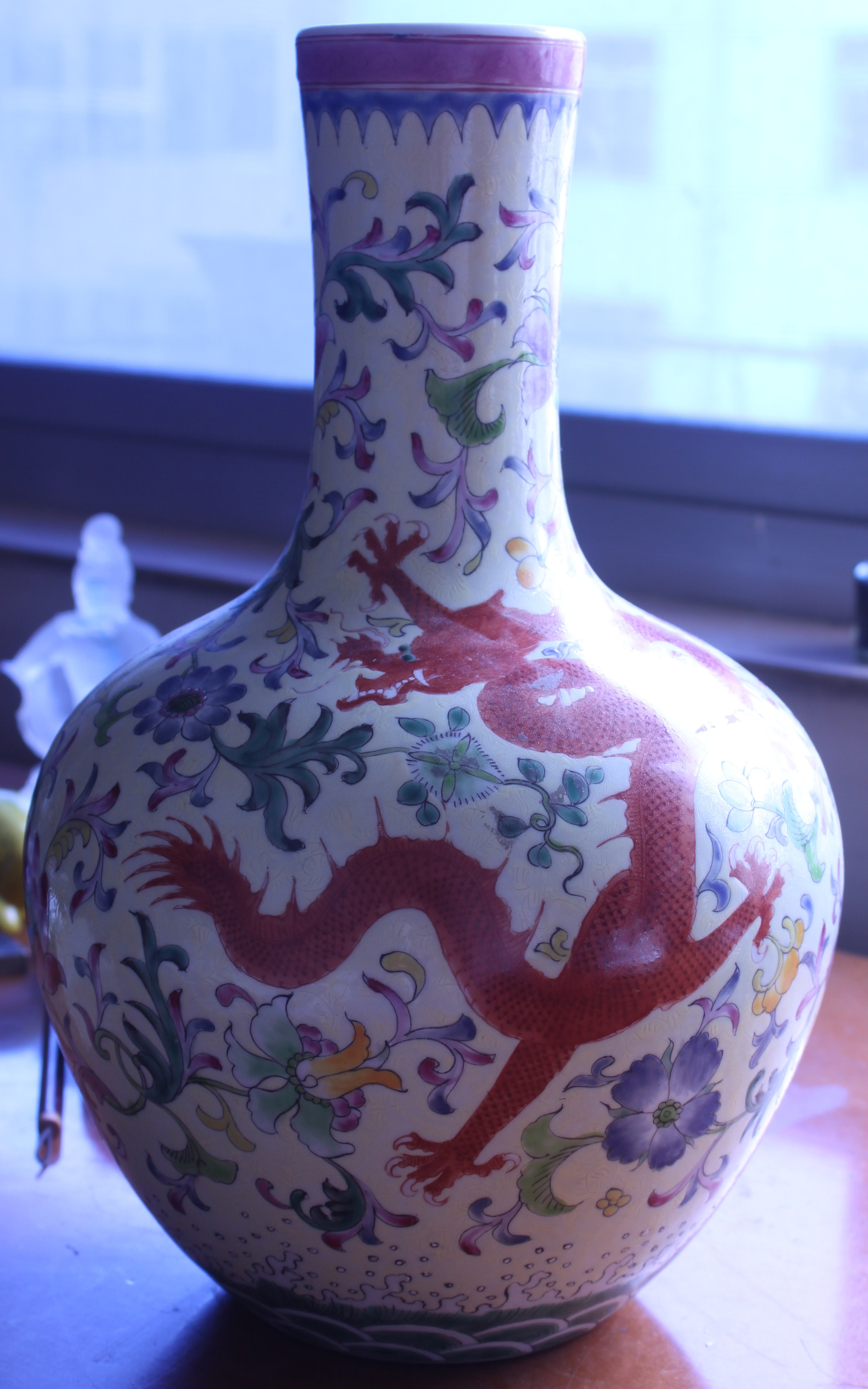 567仿古瓷粉彩双龙穿花纹天球瓶一个尺寸：高约40厘米。品相：完美全品。567黄