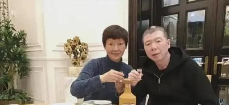 2017年，冯小刚与朋友喝酒，徐帆劝阻：“你这白癜风花了几十万也没治好，还喝？”