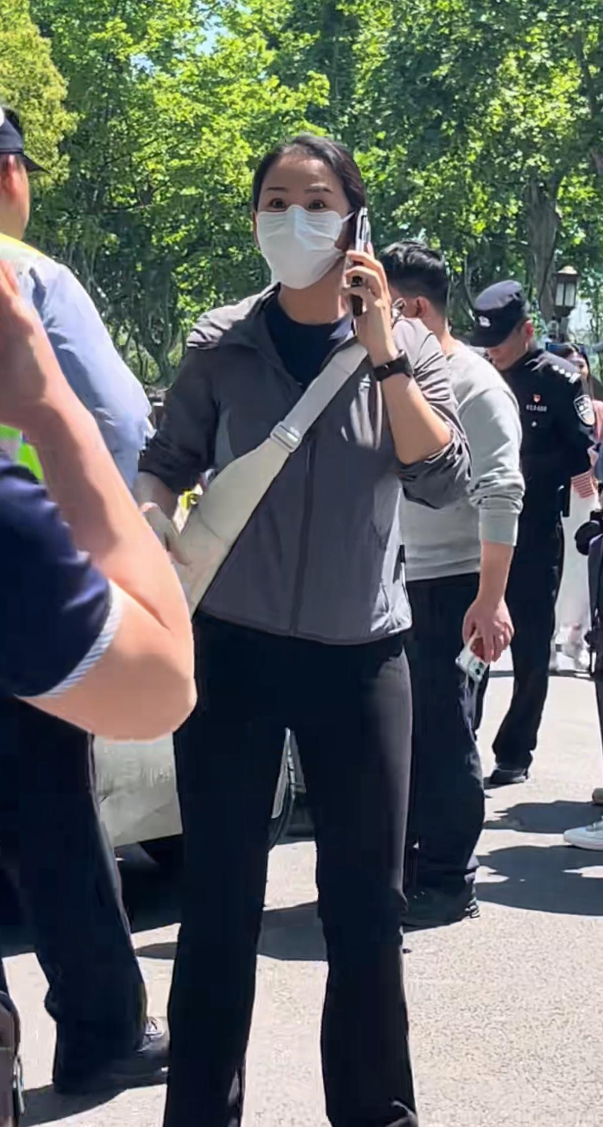 穿斐乐的警官，个挺高，人不瘦，动作麻利，同事对她挺客气，估计是个领导。