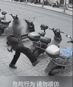 [笑着哭][笑着哭]你把它踢倒了，它把你绊倒了，你和它躺一起，可能它没残废，你残废了