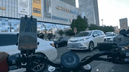 人家都礼让了，还上去给人一脚，这下爽了吧