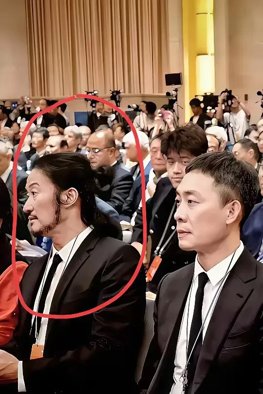 吴京现在也留上大胡子，扎上大辫子了，看起来跟西方那些导演的装扮一模一样。不过现在