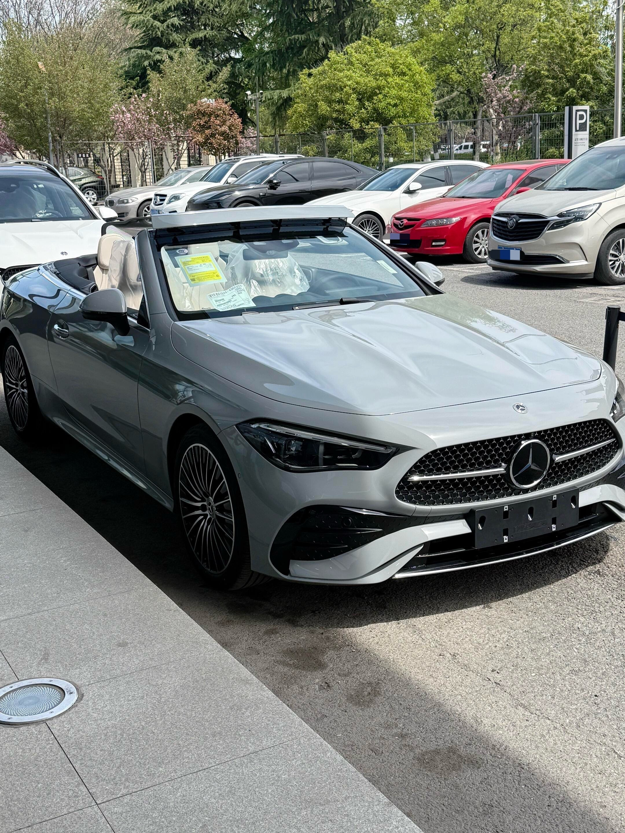 奔驰CLE260敞篷跑车现车一枚远峰灰➕玛奇朵米内原厂选配：AMG扰流板￥4