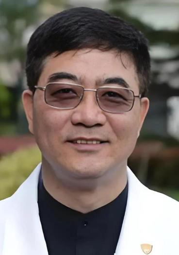2016年，上海中山医院，心内科主任葛均波给一位19岁姑娘做心脏手术，中途突然停