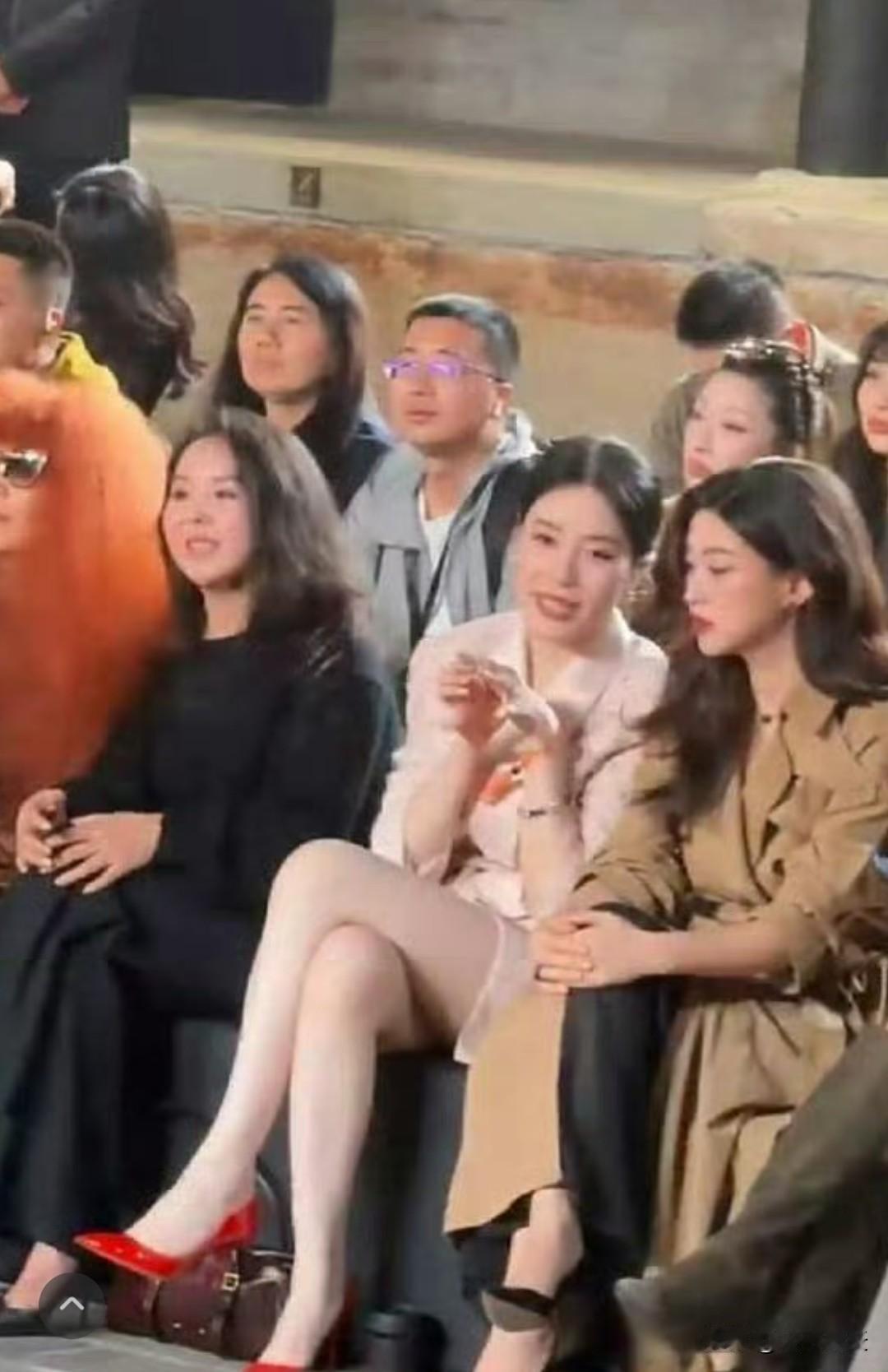 蔚来老板娘坐在人群中很突出啊真的白的发光​​​