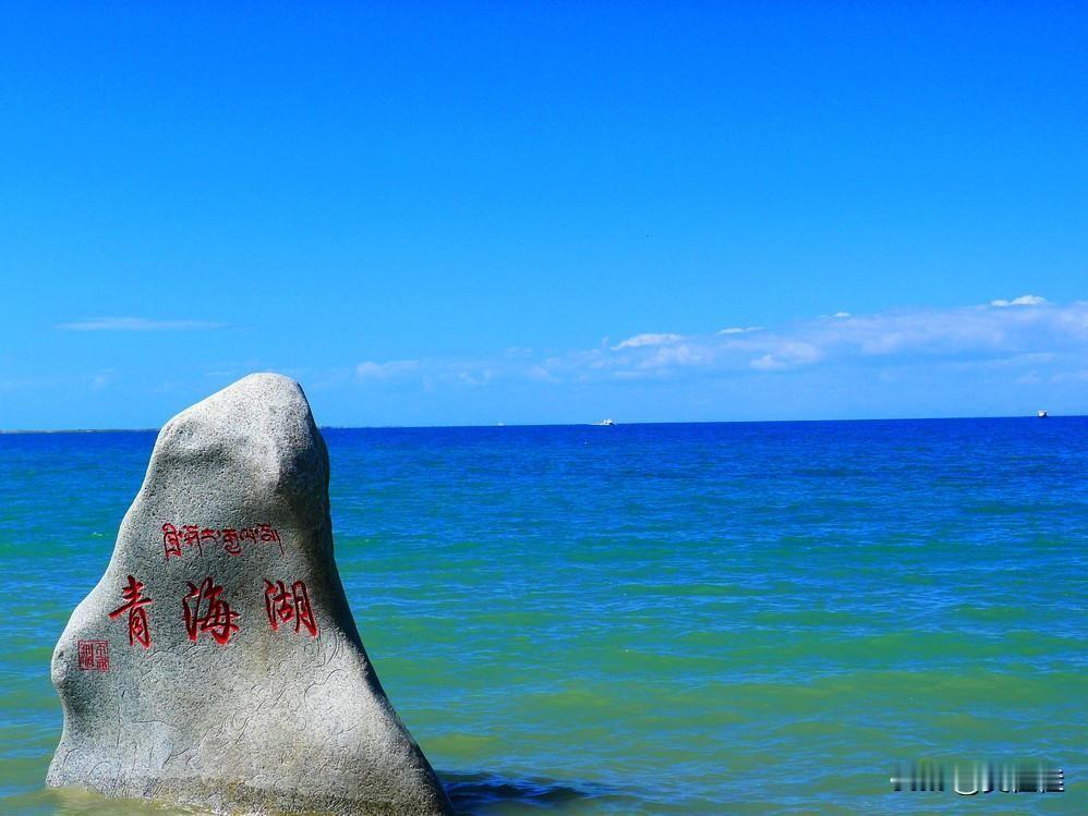 青海湖：它是中国最大的内陆湖，景色超级美。7、8月的时候，湖边的油菜花大片大片地