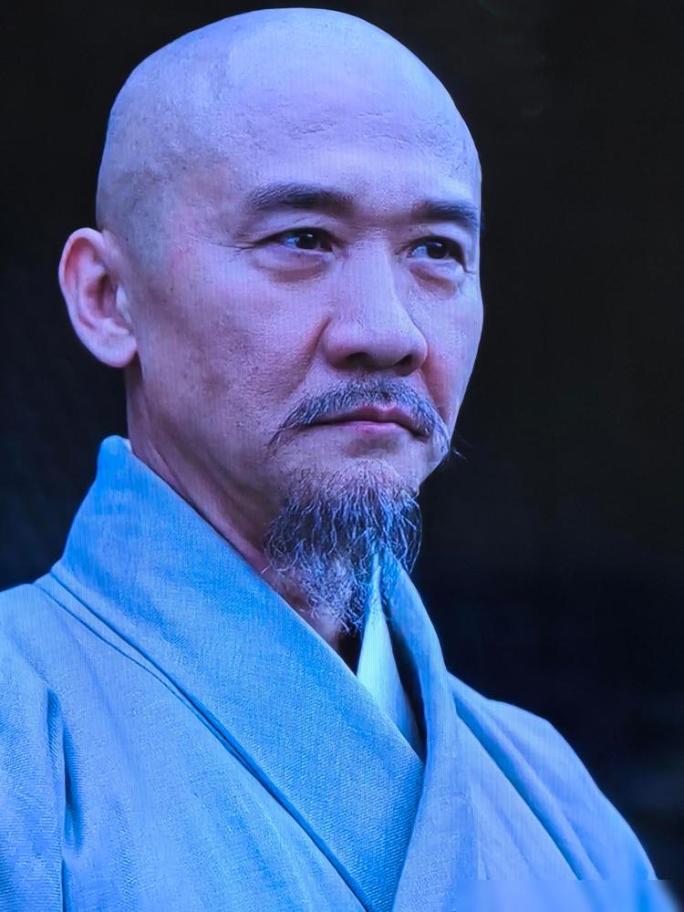 现在告诉你，什么叫“骨折价”接戏。《唐朝诡事录》里卢凌风飞檐走壁，你猜怎么着