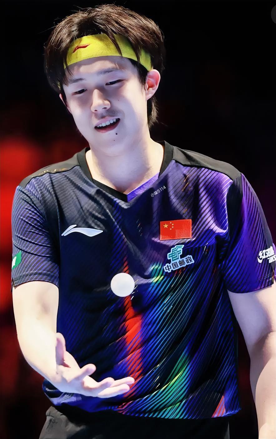 又是强制开机的一天！4月10日一大早，王楚钦顶着一头睡得变形，蓬松的头发，