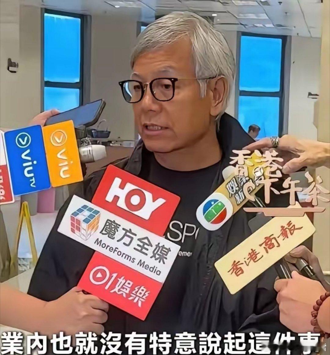 港圈有个不成文的规矩，老一辈艺人走了，后事几乎都交给同一个人。吴孟达走了，是他。