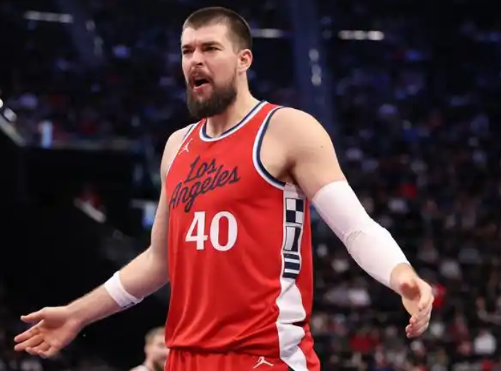 说实话，阻碍快船进一步的就两个人一个卢一个祖巴茨。卢的问题我不多说了，都懂。