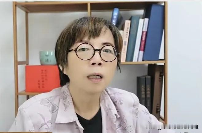 彻底变了！黄智贤心态扭曲双标翻车，邱毅可惜她不值得有些人，走着走着，心态就