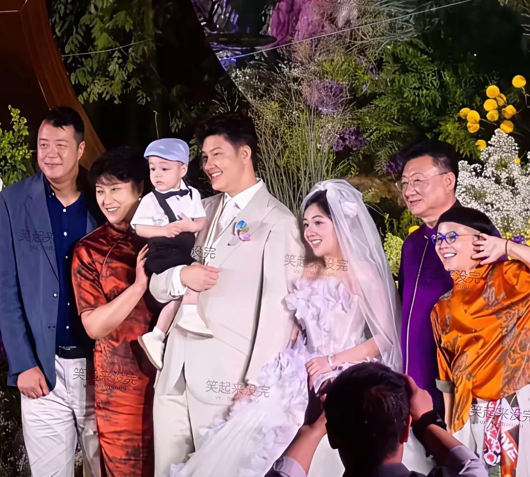 央视主持人王宁刘纯燕的女儿王逸宸和女婿举行婚礼了，有人说这两人从13岁就相爱好漫
