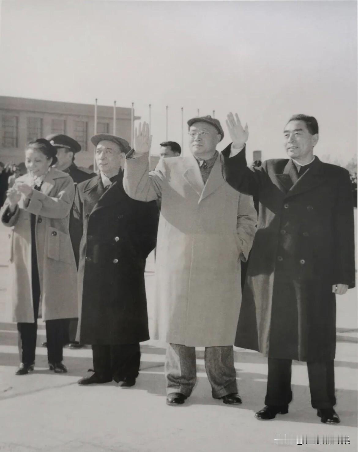 1959年冬天，照片从右至左依次为：周恩来总理、刘伯承元帅、李富春副总理、蔡畅大