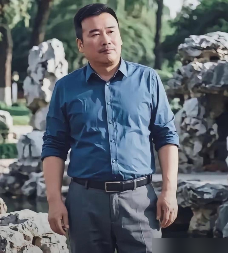 八年，柳云龙就死磕这一部《风筝》，被删5集，压了5年才放出来。豆瓣8.8，观众说这是神作。结果呢？飞