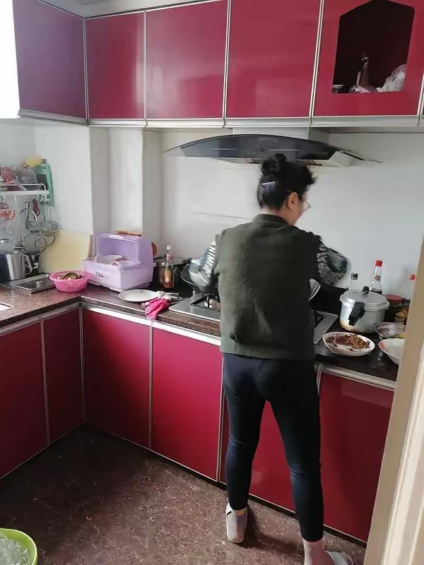 41度高温，老婆在厨房忙活4小时做一桌菜，我妈沉脸质问：你没看出桌上缺什么吗？