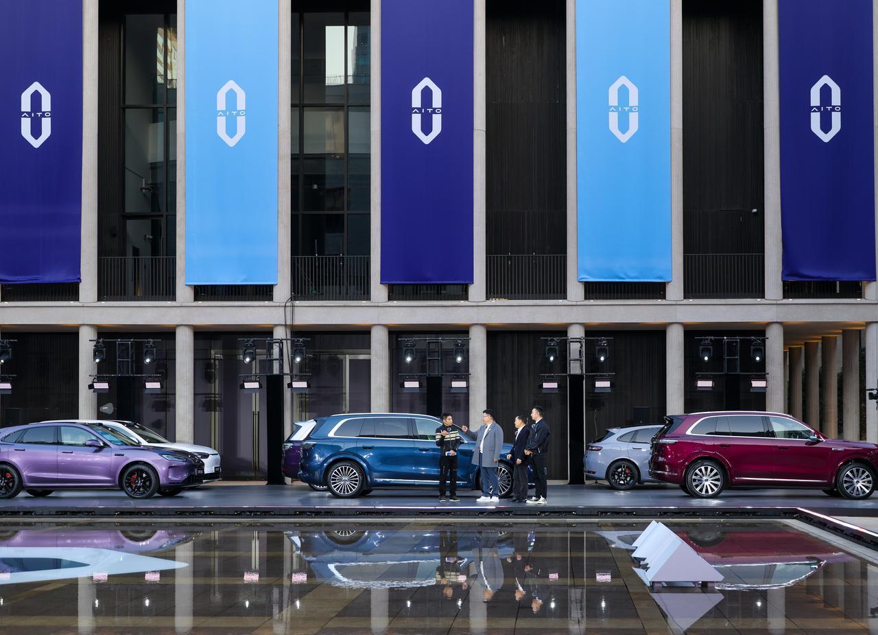 传统车企慌了吗？鸿蒙智行正在构建反攻的护城河在鸿蒙智行的年度特别直播中，余承东