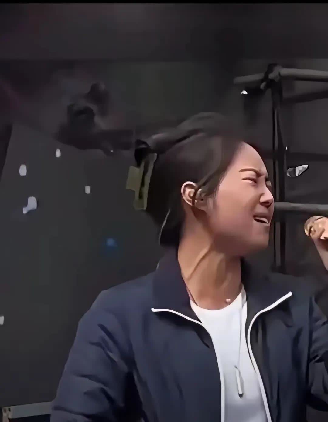 从来没有见过网上这么多的大众在批评“云朵"，而“云朵"可以视而不见，，以为这个天