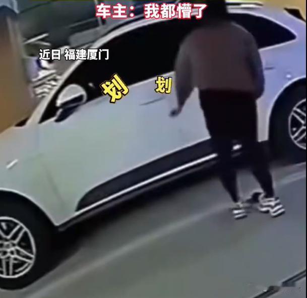 “这很刑~”福建厦门，一女子开着奔驰准备停车入库。当时，中间车库有空余位置，女子