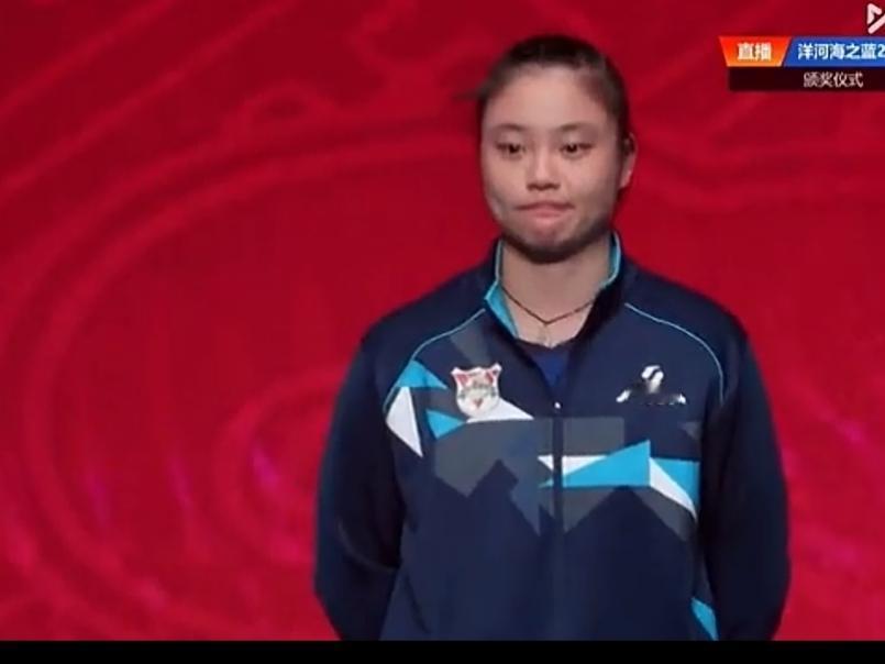 颁奖典礼上，徐奕紧抿着嘴，强忍着泪水。第一次见徐奕没有笑容，心里好难