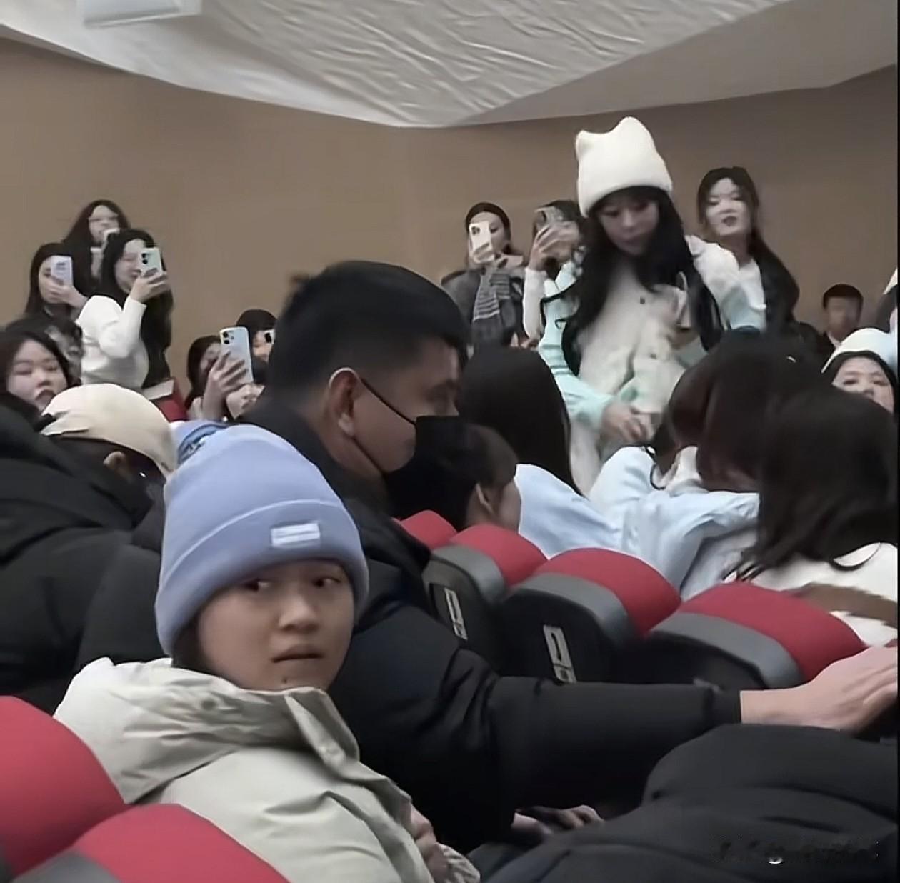 全红婵粉丝太多了，去看王俊凯的话剧，差点搞成自己个人的粉丝见面会。本来到北京