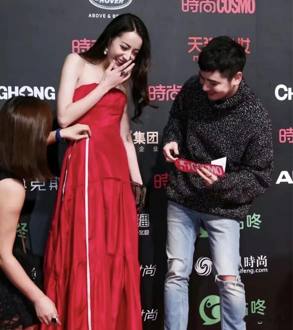 迪丽热巴这一张身穿一袭红色长裙的照片，我一直都记得，因为很古早的时候，估计是17
