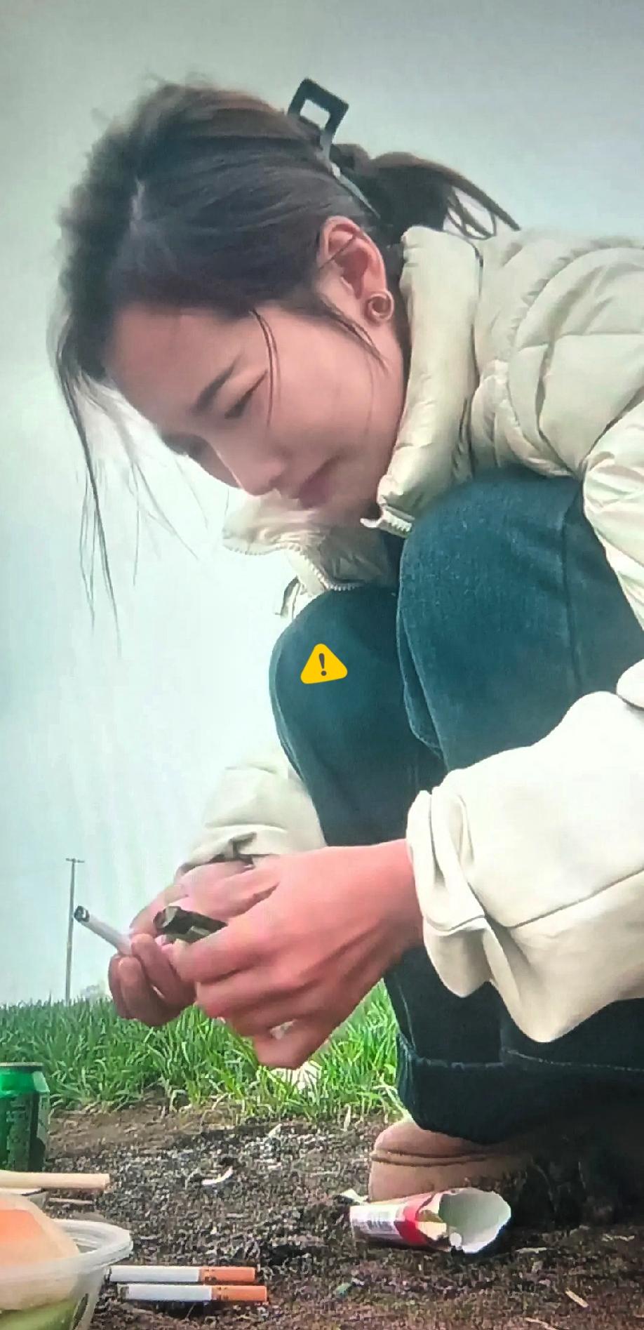 心痛到窒息，看完真的绷不住了。一位妻子在丈夫去世10个月后，上坟时对着坟头崩溃哭