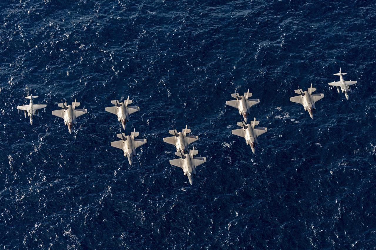 威尔士亲王号上的24架F-35B​​​