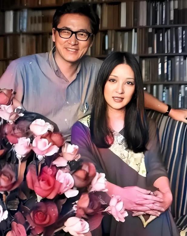 离婚后整整七十多次公开场合拿前妻私事当段子讲，这个数字搁在谁身上都得炸。你想想