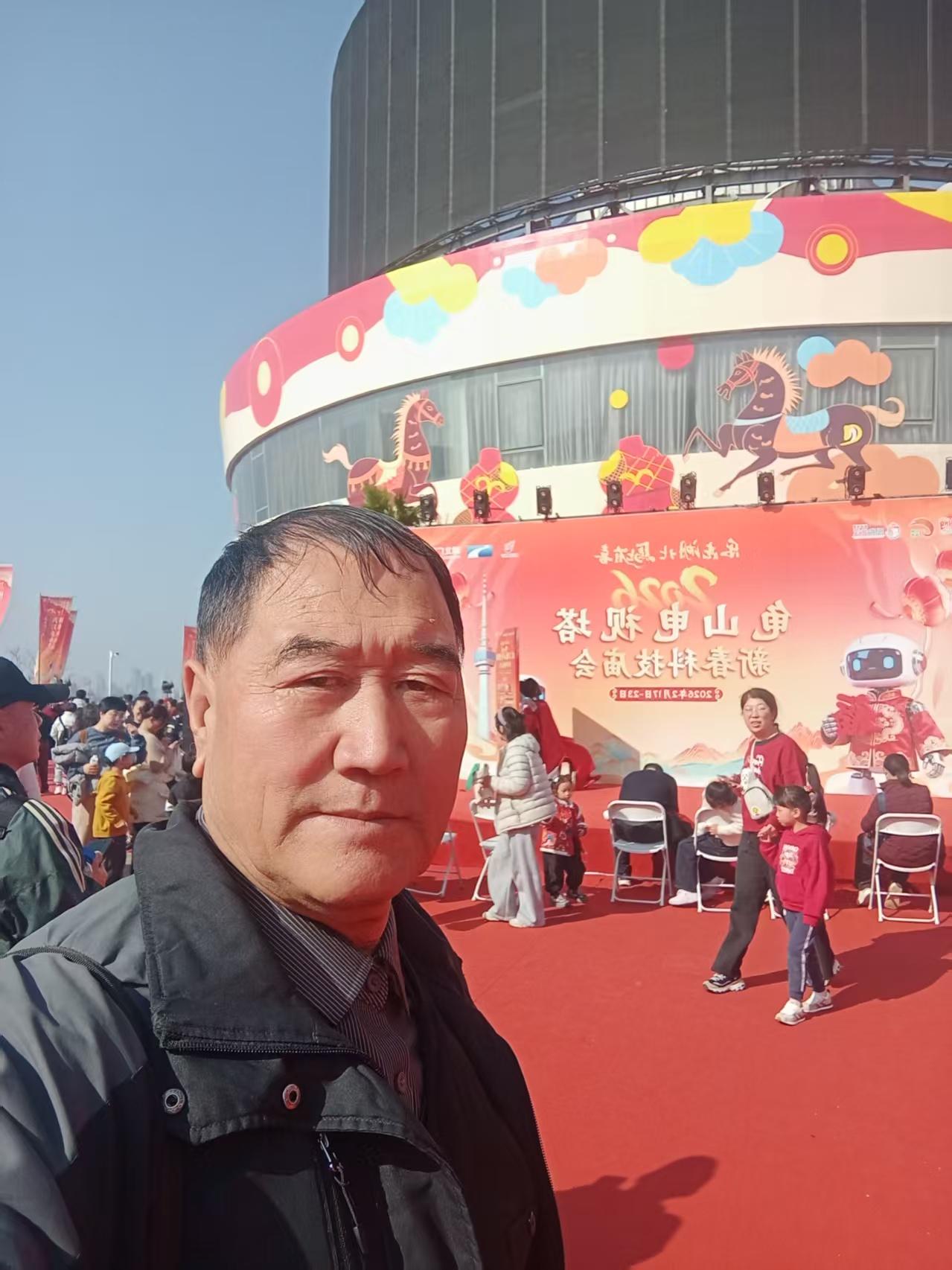 热闹的节日现场，人潮涌动。