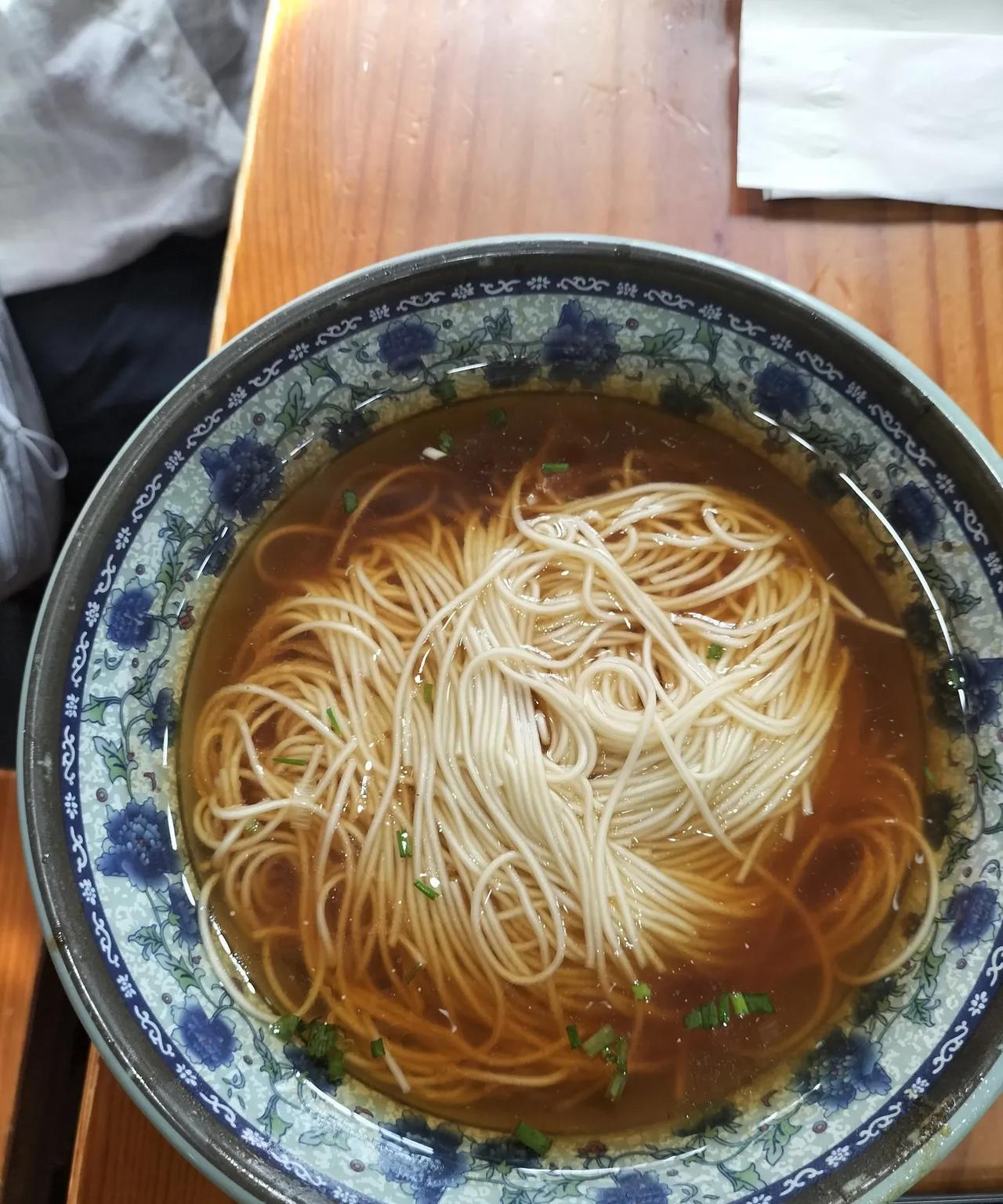 苏州一碗阳春面5元，和我们这里6元的拉面，价格差不多，吃起来口味儿，还是有些差别