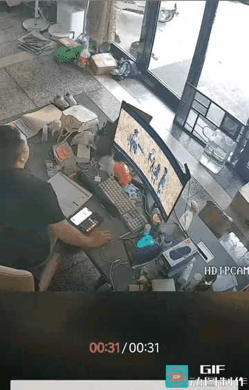 真的吓出一身冷汗！刚才在店里忙得脚不沾地，俩手全是活儿，2岁娃就在旁边摆弄玩具，