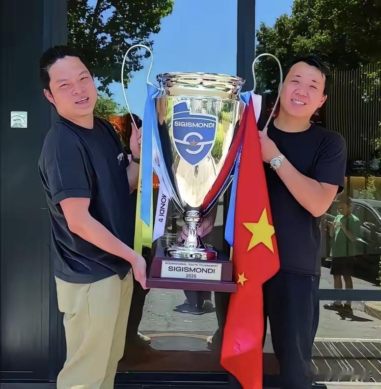 真的，又讽刺又无奈！官方躲着，体育局也没来，23斤足球冠军奖杯回到北京后，网