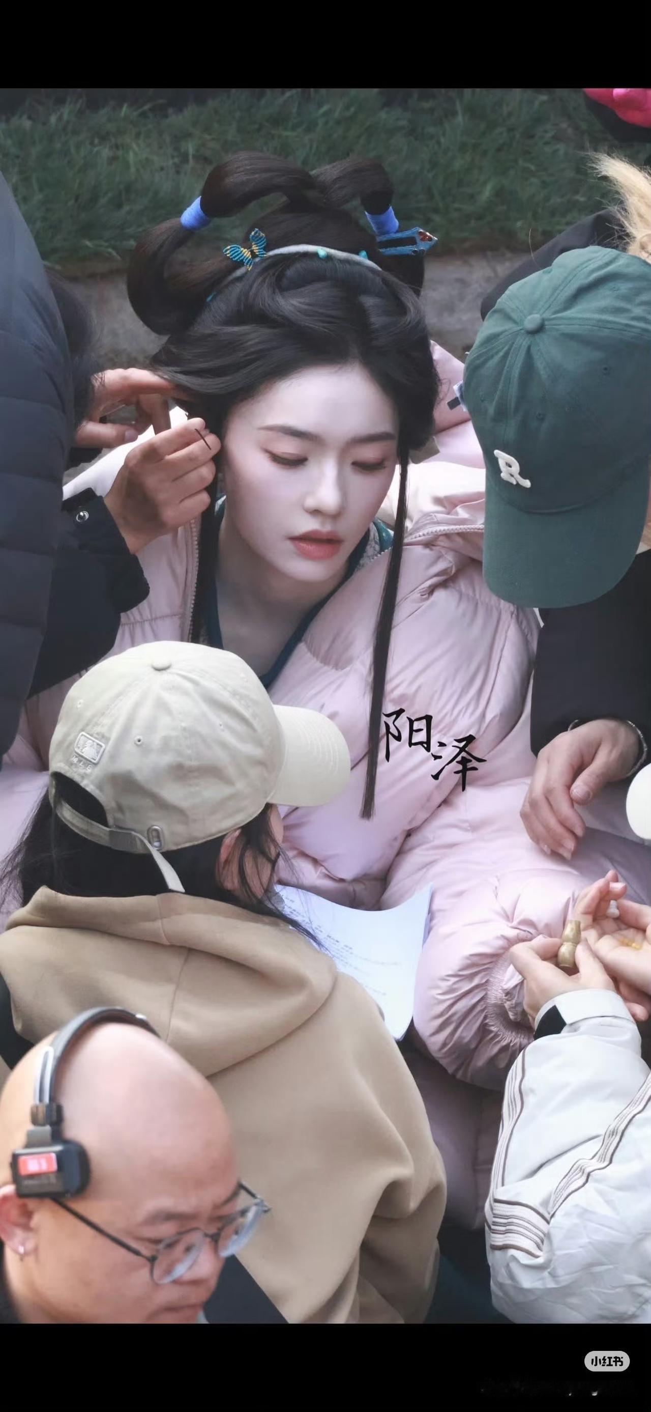 横店天寒地冻，《归鸾》剧组的林允却把速效救心丸当成了片场常备药！昨儿最冷的天，她