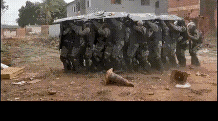 这应该是一种阵法，保护效果还是非常明显的，这要是在冷兵器时代，这应该是非常厉害的