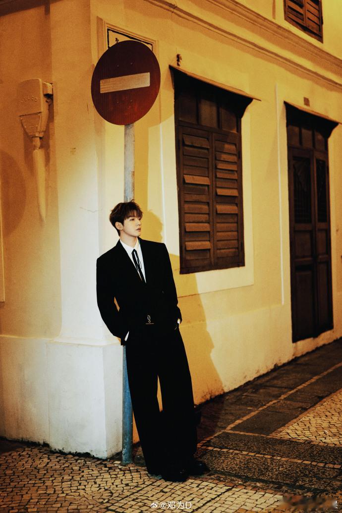 聚焦形象质感，邓为染回黑发，黑色发色衬得气质温润，既贴合个人特质，又展现出简约高