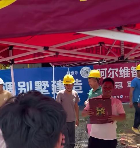 全红婵父亲全文茂给施工方工人发月饼、送福利、注册商标，被赞“最暖心业主”。20