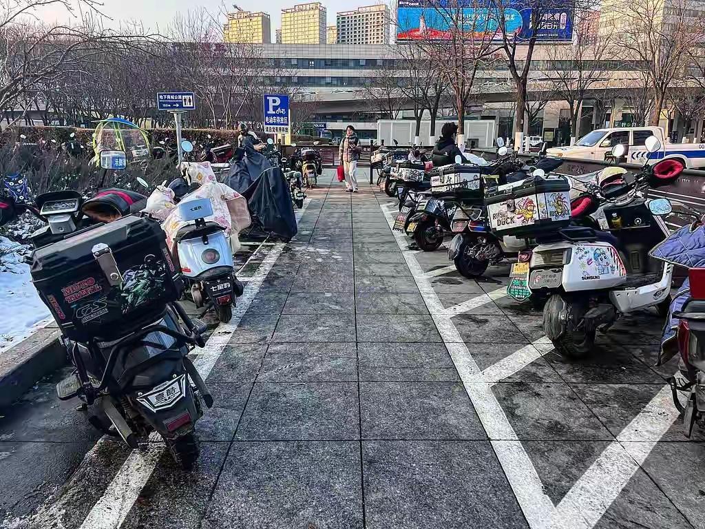 停车乱象真的太让人头疼了！就拿电动车来说，社会保有量约3.8亿辆，像广州、深圳上