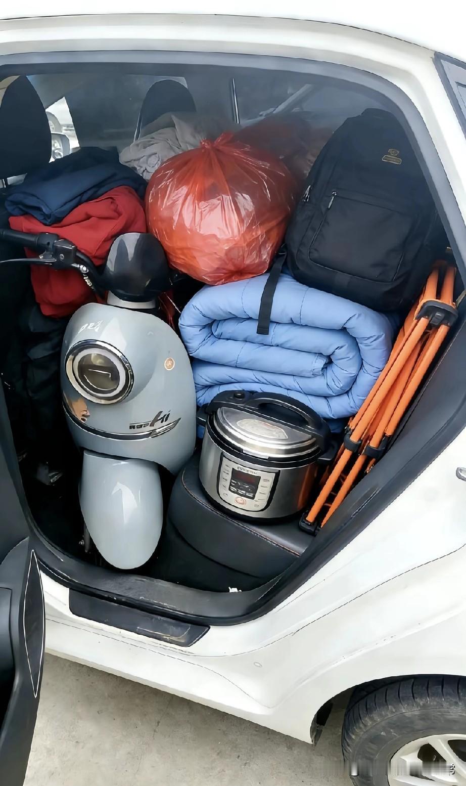 广东很好，明年不来了塞满整个后备箱的，是我在广东打拼一年的全部家当：半辆电