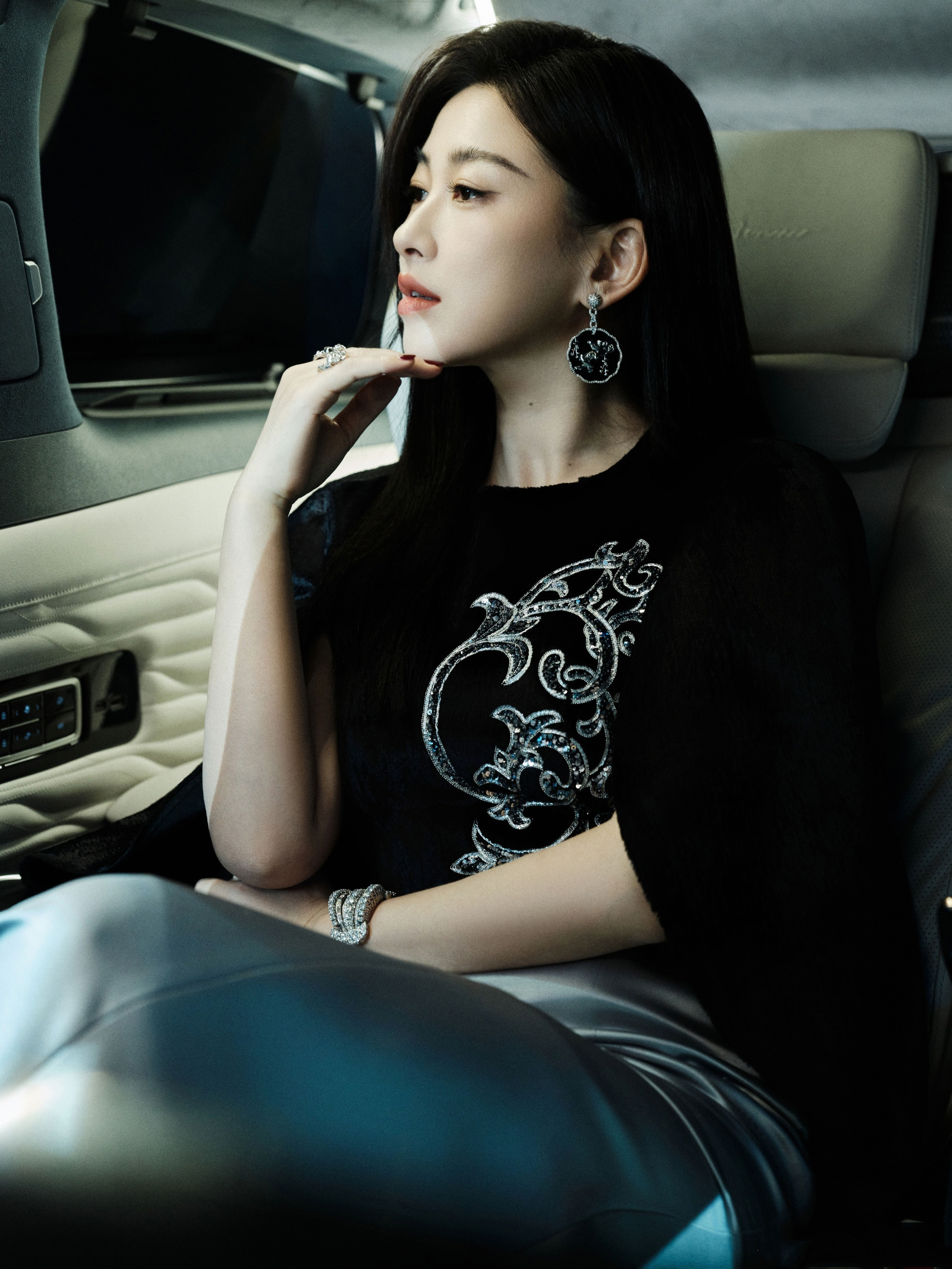 朱珠：黑酷优雅的穿搭，“世纪女神”你好。朱珠