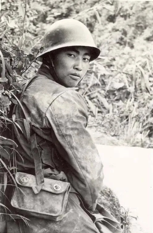 1984年，老山战斗中，新兵张忠顺与大部队走散，却一点不慌张，他暗道：“政委说抓