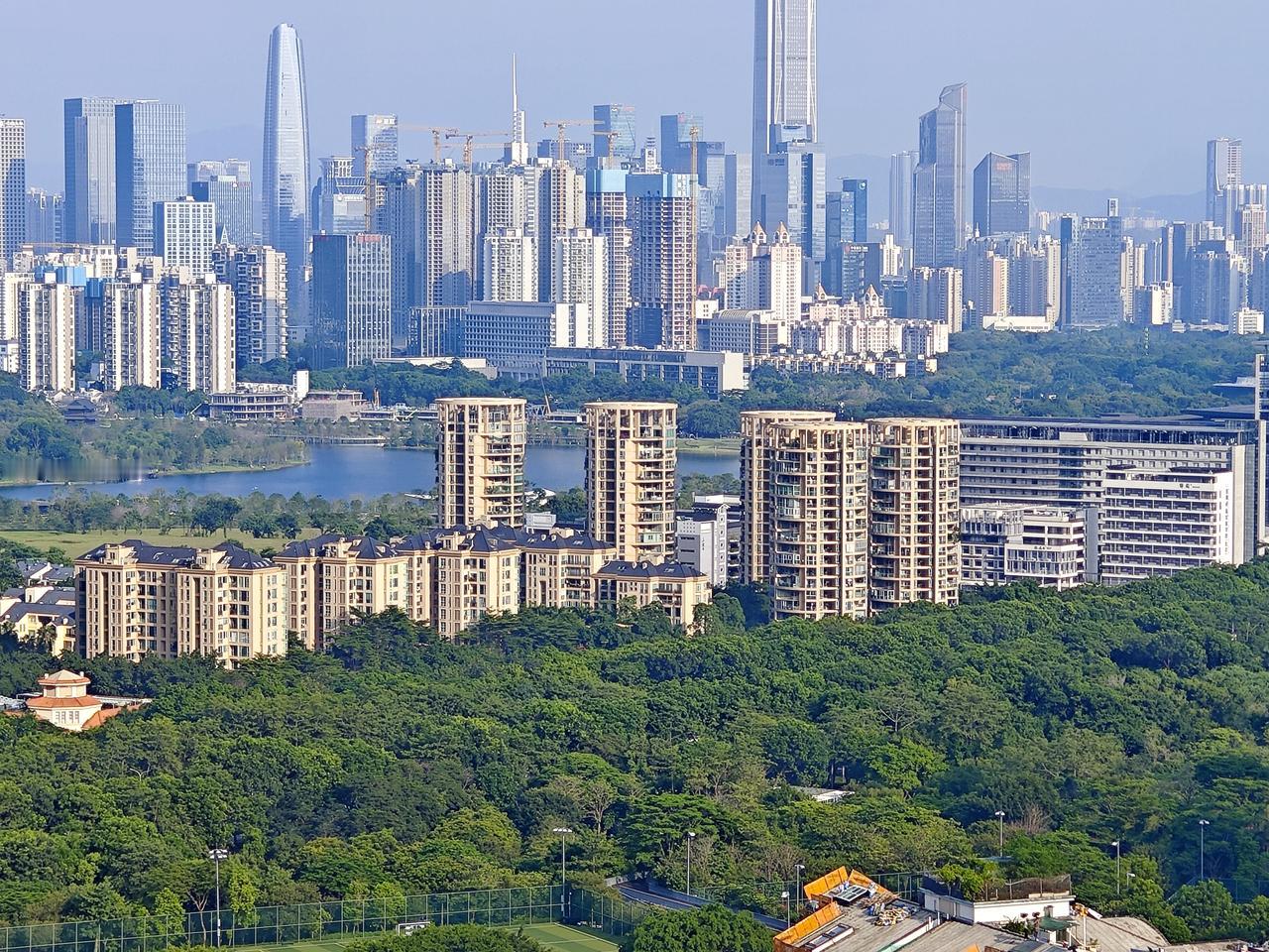 这就是深圳APEC主会场周围深圳的城市风光，深圳国际文化交流中心和新建的深圳新香