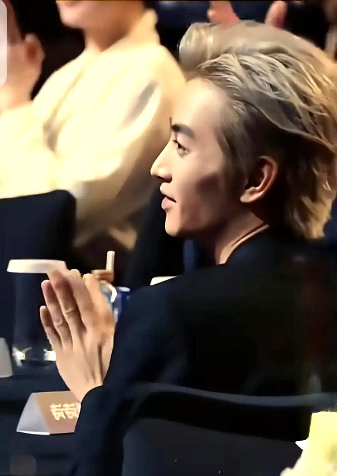 十年了！陈晓赵丽颖终于同框，一个微笑，一个点头，全网瞬间炸开锅。就在最近的活