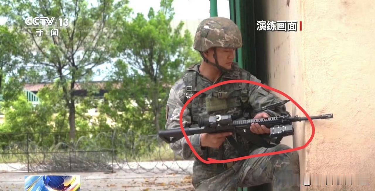 我勒个去，咱们这巷战利用手臂终端当拐弯枪使，这开了上帝视角还叫敌方怎么玩啊？[狗