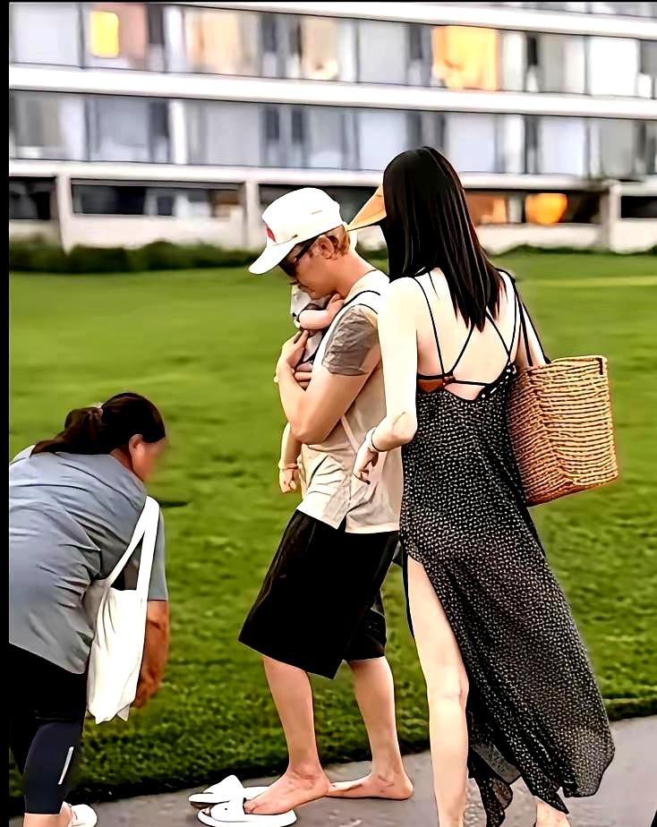 阿那亚海滩这段视频最近传开了。何穗穿着高开叉碎花长裙，后背也是露背设计，面料很
