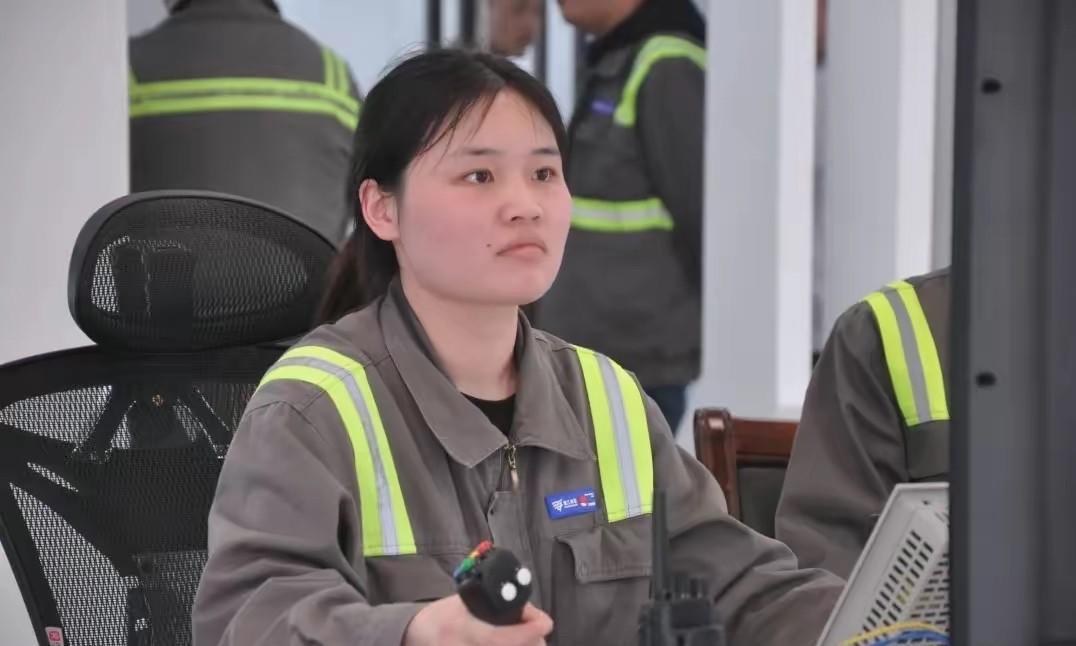 28岁211法学女毕业生李丽，考公失败、做实习律师工资低微，最终跨行去宁波北仑码