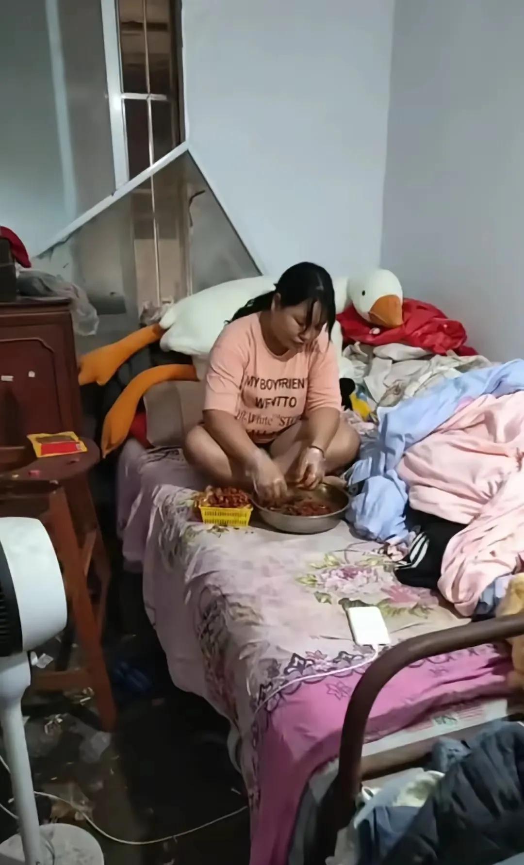 你说这家的男人穷吧，人家还有老婆。这看似简单的陈述，却道出了多少现代都市生活