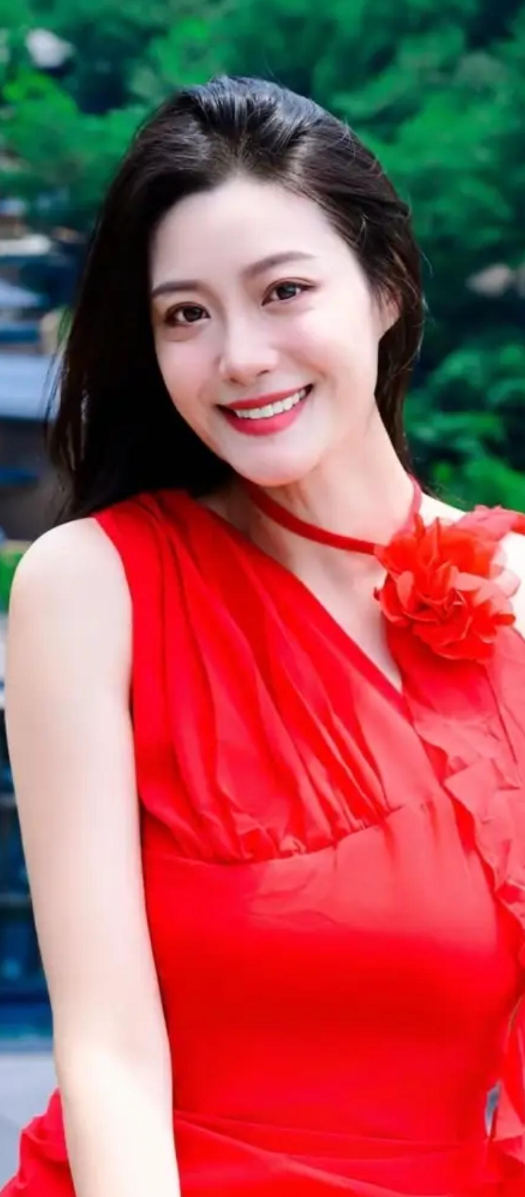 红衣美人笑，花间意自娇。