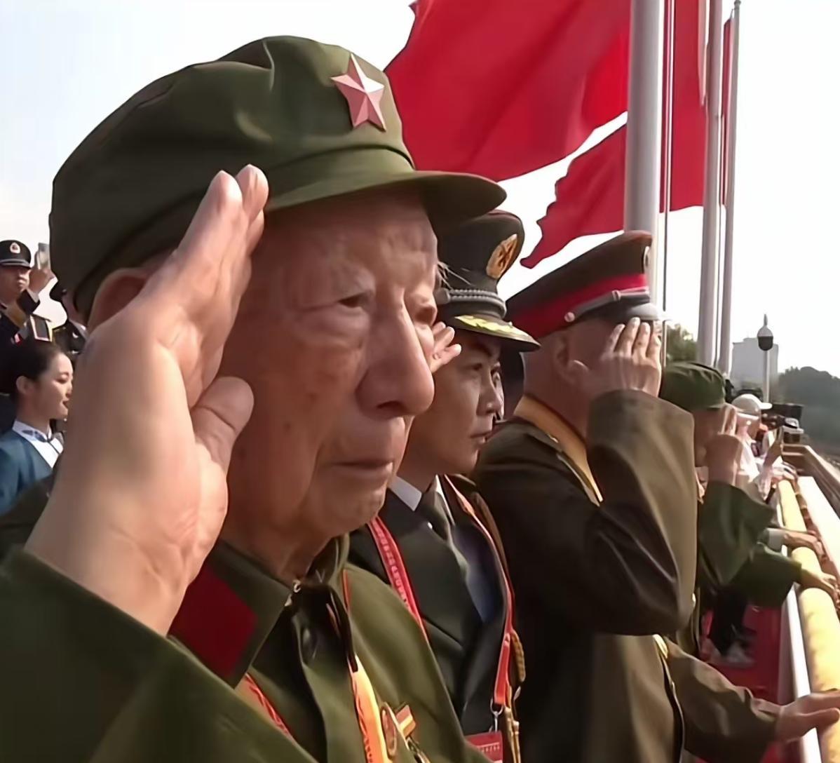 老兵起身敬礼：最让人泪目！阅兵式上，最让人感动的瞬间，是老兵起身敬礼的那一刻！